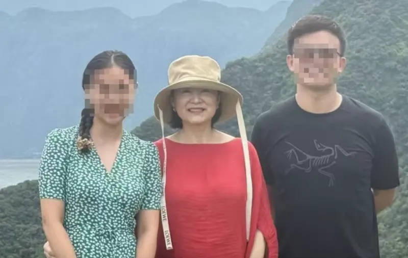 ▲70歲的林青霞（中）遊巫山巧遇有人在作畫，被他和妻子認出來之後，不但開心合照，也接受了他贈送的山水畫，讓這位作畫者直呼有如電影情節般幸運，能在山上巧遇童年時的女神。（圖／摘自小紅書）