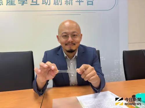 ▲高科大Phallow Nature團隊成員劉崇賢分享其產品PHA「聚羥基烷酸酯」特性，以及透過「創新創業激勵計畫」（FITI）降低成本經過。（圖／記者李青縈攝ㄢ