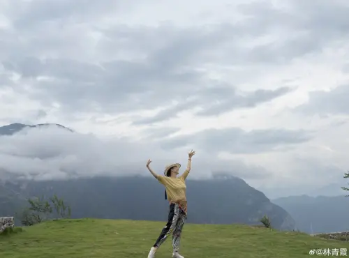 ▲林青霞悠閒欣賞巫山的美景，影迷讚她比巫山的景色更迷人。（圖／摘自林青霞微博）