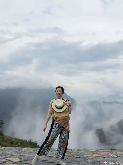▲林青霞開心暢遊巫山，連神態、表情都充滿愉悅。（圖／摘自林青霞微博）