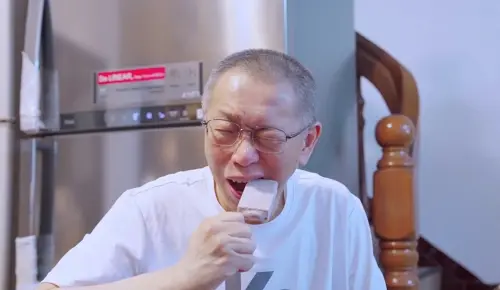 ▲柯文哲昨（8）天下午交保，在妻子陳佩琪陪同下於下午時返抵新竹老家，回到家吃到的第一口食物不是豬腳麵線，而是新竹在地老店的美食「814冰棒」。（圖／民眾黨提供）