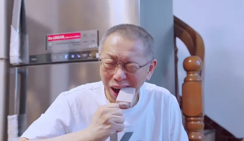 ▲柯文哲昨（8）天下午交保，在妻子陳佩琪陪同下於下午時返抵新竹老家，回到家吃到的第一口食物不是豬腳麵線，而是新竹在地老店的美食「814冰棒」。（圖／民眾黨提供）