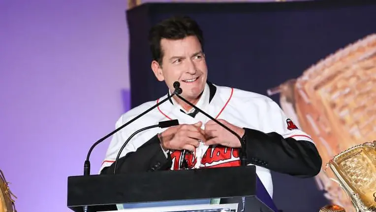 ▲好萊塢男星查理辛在新書與紀錄片中，首度坦承與男性親密經歷，並回憶吸毒歲月與性成癮風波，他強調已學會坦然面對過去，不再當受害者。（圖／翻攝自查理辛IG@charliesheen）