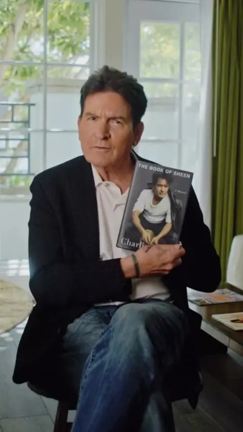 ▲查理辛在新書及紀錄片中，回顧荒唐的過往。（圖／翻攝自查理辛IG@charliesheen）