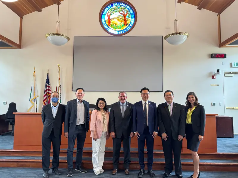 ▲ 高雄市議員林智鴻於美西時間8日在舊金山灣區台灣商會前會長張家豪及民進黨美西黨部評委李柏翰陪同下，訪問北加州矽谷舊金山灣區。（圖／市議員林智鴻辦公室提供）