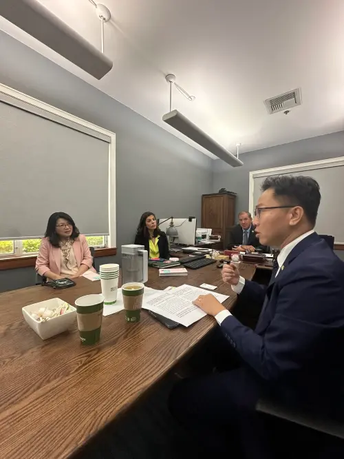 ▲ 林智鴻在會談中除向國際友人介紹高雄的經濟轉型成果，也向兩個市政府表達期盼推動雙邊教育交流，彼此分享台灣與美國的學習與生活經驗，藉此提升教育水平也深化雙邊友誼。（圖／市議員林智鴻辦公室提供）