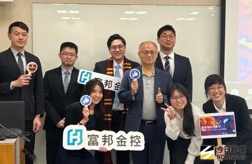 ▲富邦金控「Copilot Studio 黑客松」決賽，其中富邦人壽「Claim Aingels」團隊以創建可自主學習的手術識別機器人，協助理賠審核獲獎，由富邦金控總經理韓蔚廷（右前三）親自頒獎。（圖／記者顏真真攝）