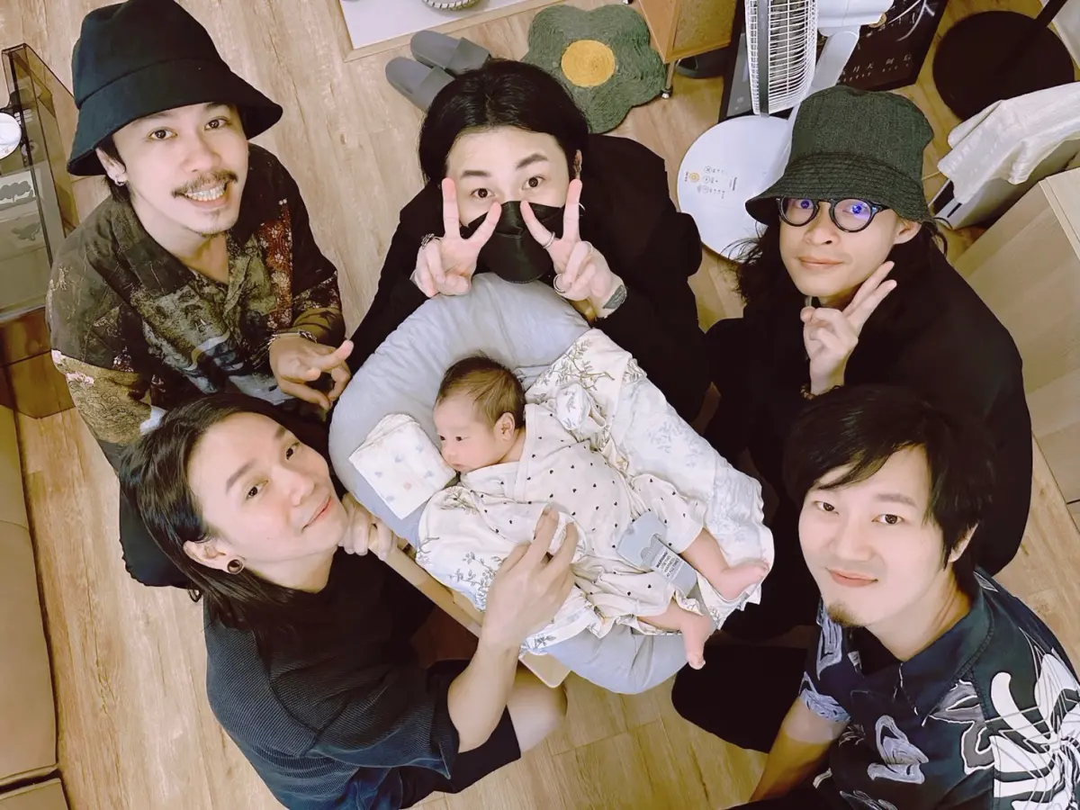 ▲麋先生貝斯手以諾（左下）升格新手爸喜迎女兒滿月，團員們都被嫩嬰融化，加上以諾有了女兒之後，樂團也跟著旺起來，以諾千金果然很帶財。（圖／相信音樂提供）