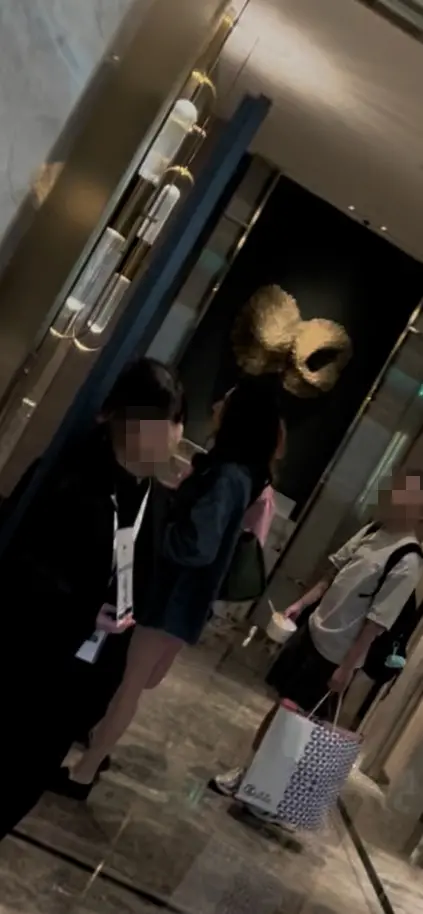 ▲許瑋甯穿著牛仔外套和短裙，走進飯店時被許多路人認出。（圖／讀者提供）