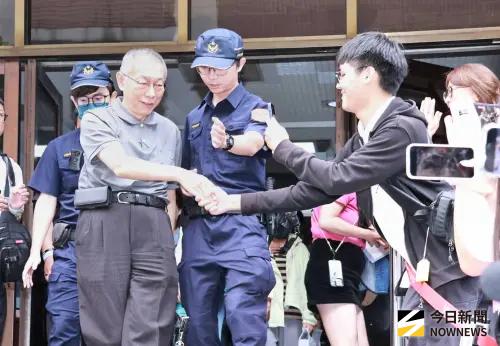 ▲7000萬交保後，民眾黨前主席柯文哲首度前往北院開庭結束後離開。（圖／記者吳翊緁攝，2025.09.09 ）