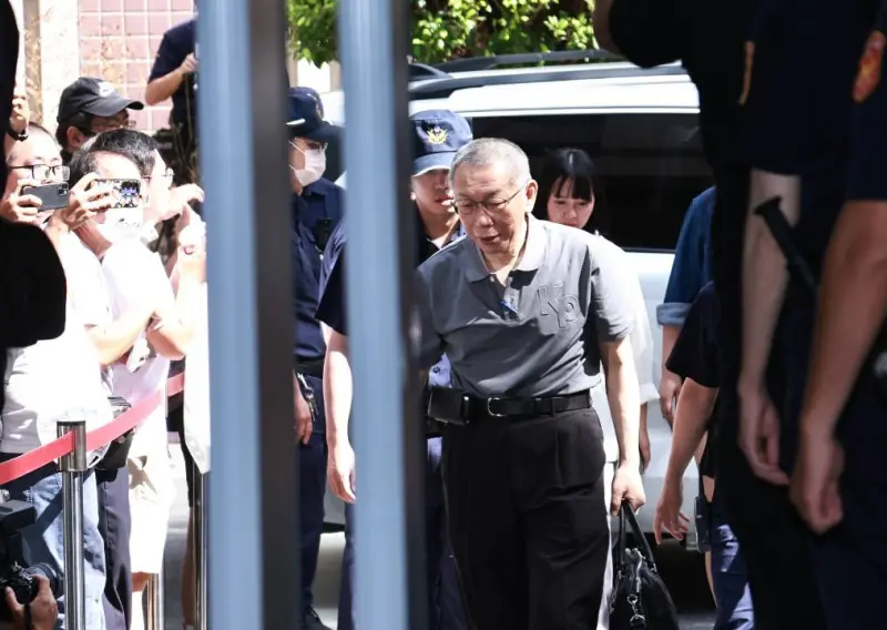 ▲柯文哲交保後首度開庭壓線抵達台北地院,距離開庭時間只剩下3分鐘。(圖/記者吳翊緁攝)