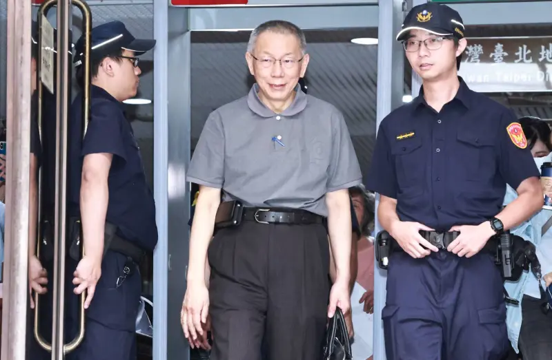 ▲前民眾黨主席柯文哲以7000萬元交保後，在鏡頭前開嗆「什麼都沒查到」，北檢表示將提出抗告。（圖／記者吳翊緁攝）