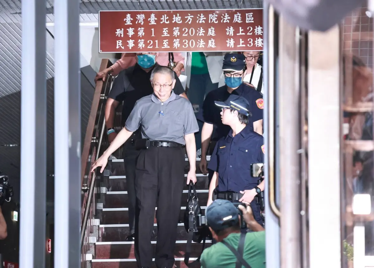 7千萬交保後出庭不用再穿囚服 柯文哲招牌高腰褲重出江湖