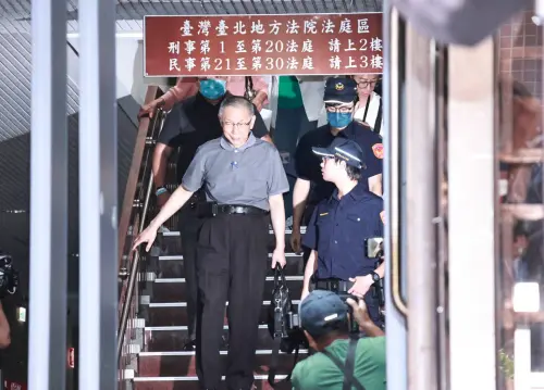 影／7千萬交保後出庭不用再穿囚服　柯文哲招牌高腰褲重出江湖
