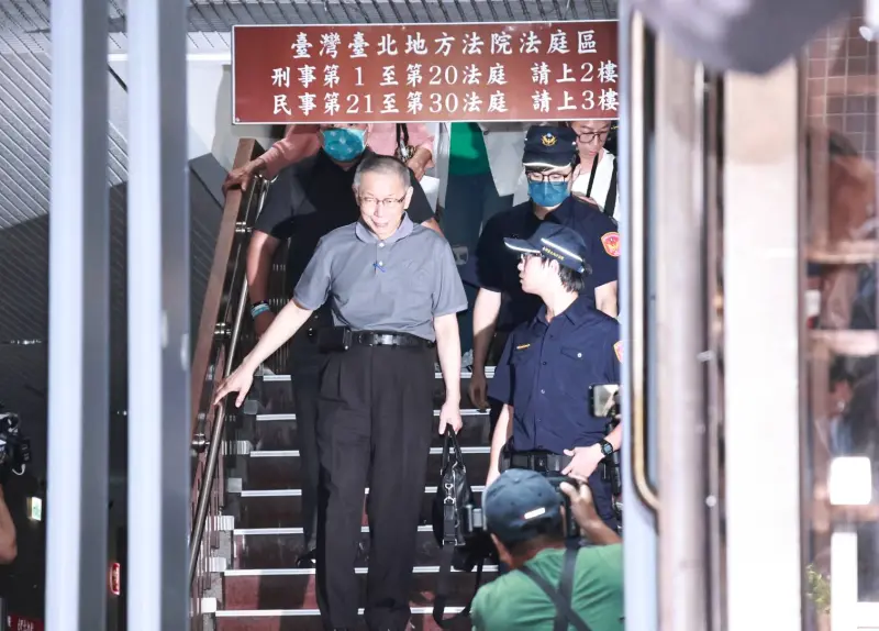 ▲柯文哲7千萬交保後首度出庭，招牌高腰褲穿搭重出江湖。（圖／記者吳翊緁攝）