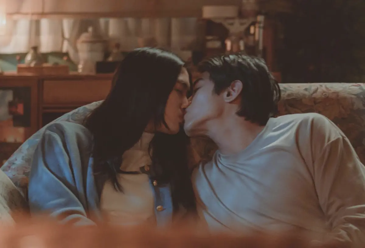 ▲雷嘉汭（左）與初孟軒（右）在《詭鄉》演情侶拍吻戲，由於彼此合作過《八尺門的辯護人》，私下像兄妹、太熟，因而難免感到尷尬，頻頻笑場。該片在鬼屋取景，現場靈異事件不少，還請宗教顧問設結界，避免惡靈入侵。（圖／一群獨角鯨娛樂提供）