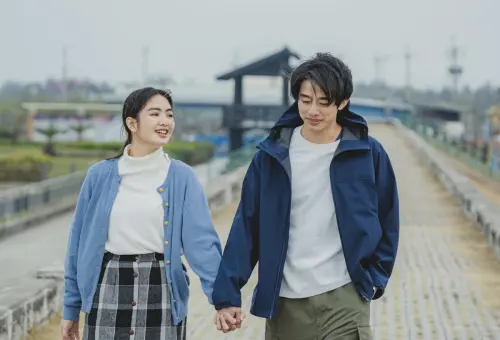 ▲雷嘉汭（左）與初孟軒在《詭鄉》中終於配成情侶檔CP。（圖／一群獨角角鯨娛樂提供）