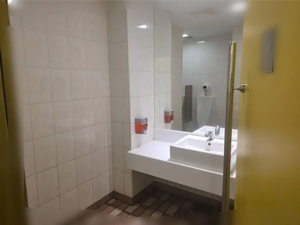 ▲高雄楠梓麥當勞驚見一名48歲男性陳屍洗手間，現場無打鬥痕跡，確切死因仍需待司法相驗確認。（圖／翻攝畫面）