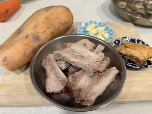 ▲蓮藕排骨湯主要食材有蓮藕、排骨與蒜頭。（圖／記者徐銘穗攝）