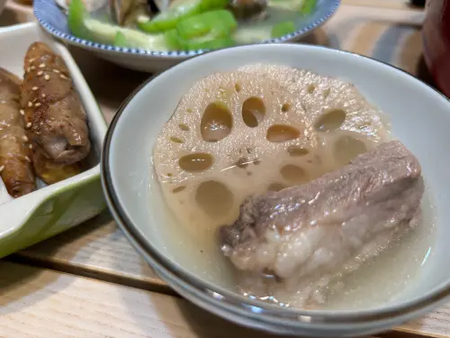 ▲蓮藕排骨湯加魷魚乾煮能讓湯頭更鮮甜。（圖／記者徐銘穗攝）