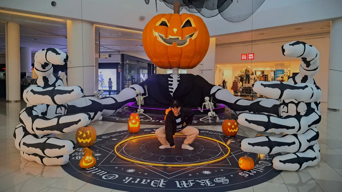 ▲大道東中央廣場打造南老大領軍的「南瓜軍團祭壇」。（圖／SKM Park Outlets提供）