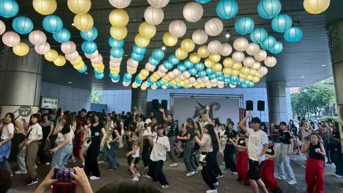 ▲「K-POP隨放隨跳活動」現場將隨機播放SEVENTEEN 經典舞曲，粉絲可即興挑戰舞力，展現熱情與創意。（圖／新光三越高雄左營店提供）