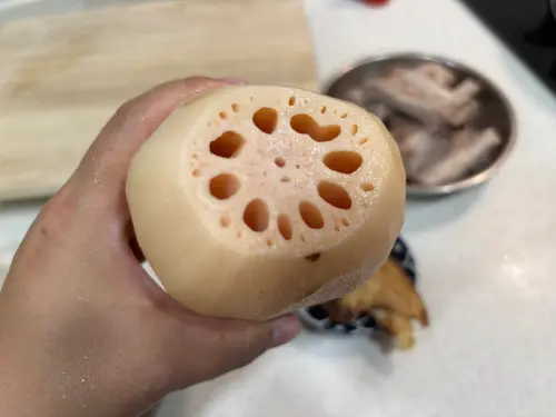 ▲九孔的蓮藕口感較脆。（圖／記者徐銘穗攝）