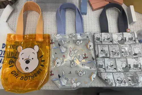 ▲PVC透明飲料提袋，材質耐髒好清洗，外出方便好實用。（圖／記者鍾怡婷攝）