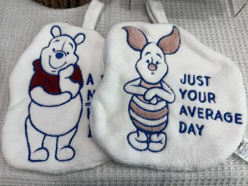 ▲造型擦手巾二入組，柔軟蓬鬆，吸水性佳，鈕扣式掛帶，便於吊掛、晾曬。（圖／記者鍾怡婷攝）