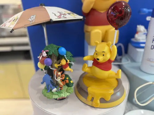 ▲經典維尼磁浮公仔、場景公仔。（圖／記者鍾怡婷攝）