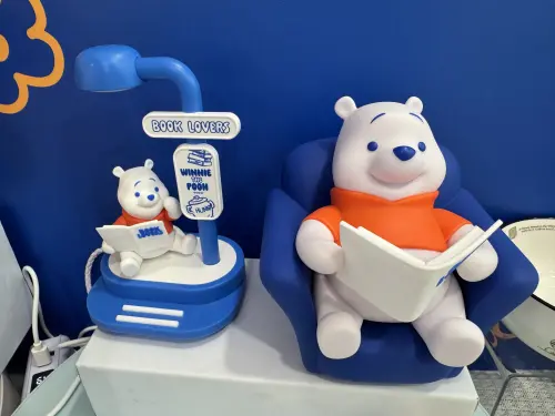 ▲三合一磁吸充電盤、公仔造型街燈。（圖／記者鍾怡婷攝）