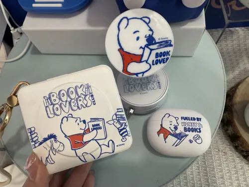 ▲八合一MAX行動電源、真無線藍牙耳機、360度摺疊磁吸支架。（圖／記者鍾怡婷攝）