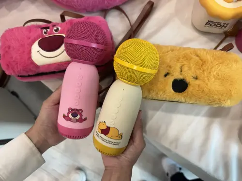 ▲趣味藍牙麥克風，附專屬可愛絨毛收納包，麥克風亦可當藍牙音箱使用。（圖／記者鍾怡婷攝）