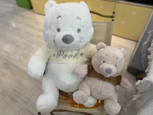 ▲維尼長毛大玩偶（共2款）長毛限定小熊維尼可愛吸睛，舒適絨毛布表設計，柔軟親膚。（圖／記者鍾怡婷攝）