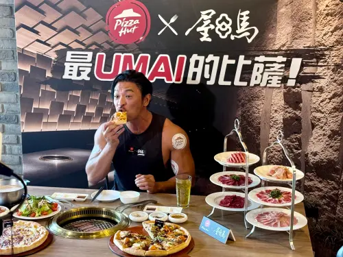 ▲夢多搶先試吃月見七盎司厚燒牛披薩，大喊「UMAI（好吃）」。（圖／記者蕭涵云攝）