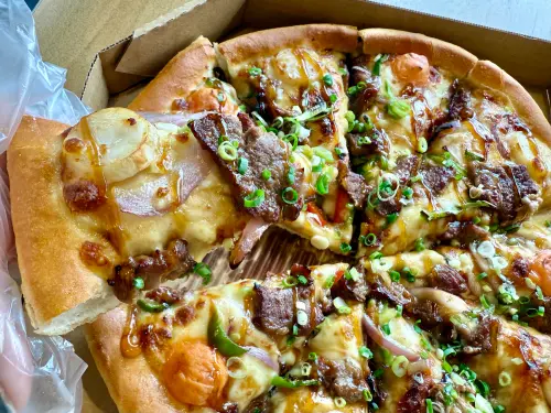 ▲每一片披薩上也都吃得到燒肉，而且口感有嫩。（圖／記者蕭涵云攝）