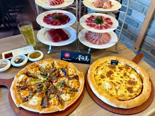 ▲必勝客再度聯名屋馬，今年「月見七盎司厚燒牛披薩」肉量升級增加40%。（圖／記者蕭涵云攝）