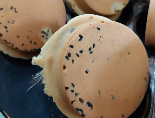 ▲晴光紅豆餅的紅豆內餡香氣十足，餅皮上還有一粒粒的黑芝麻。（圖／台北市市場處官網）