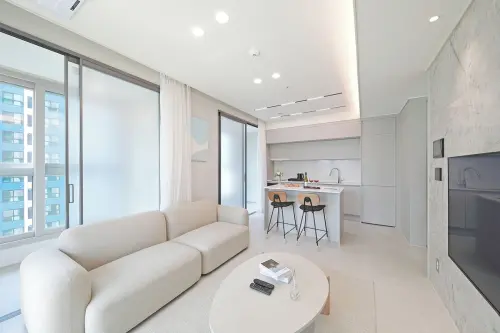 ▲2025年4月開幕的「SOTA套房釜山西面」以奶油白色系為主色調，營造輕盈明亮氛圍，同樣一晚2000元有找。（圖／易遊網提供）