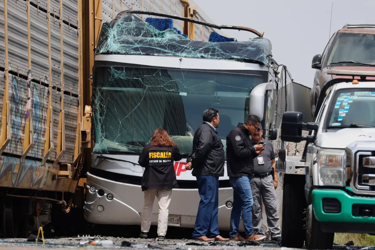 ▲墨西哥一列貨運火車撞上一輛雙層巴士，造成10人死亡、55人受傷。（圖／美聯社／達志影像）