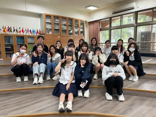 ▲嶺東科大僑生閆信心(第二排左二)赴卓蘭高中進行大手牽小手交流活動。（圖／嶺東科大提供）