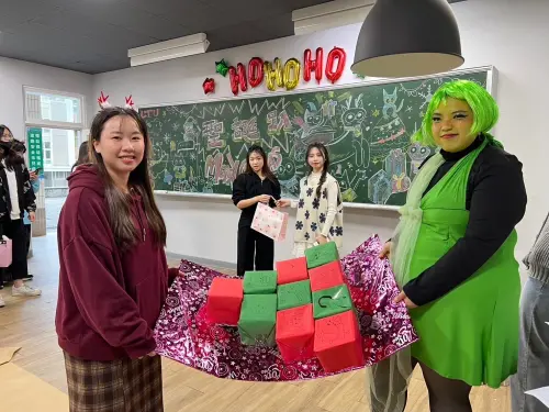 ▲嶺東科大僑生閆信心(左)協助規劃嶺東科大境外生聖誕晚會活動。（圖／嶺東科大提供）