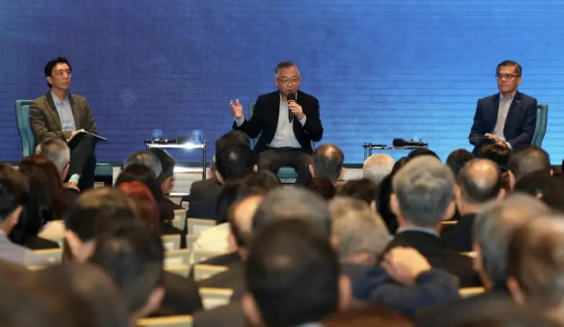 ▲新加坡副總理顏金勇（中）出席由新加坡工商聯合總會主辦的「應對美國關稅：適應與發展」座談會，與企業界代表交流對策。（圖／翻攝自聯合早報）