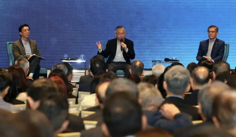 ▲新加坡副總理顏金勇（中）出席由新加坡工商聯合總會主辦的「應對美國關稅：適應與發展」座談會，與企業界代表交流對策。（圖／翻攝自聯合早報）