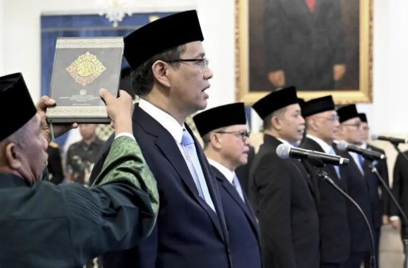 ▲印尼新任財長波巴亞（Purbaya Yudhi Sadewa）於雅加達國家宮殿宣誓就職，伊斯蘭教士高舉《古蘭經》見證，標誌普拉伯沃（Prabowo Subianto）內閣改組生效。（圖／美聯社／達志影像）