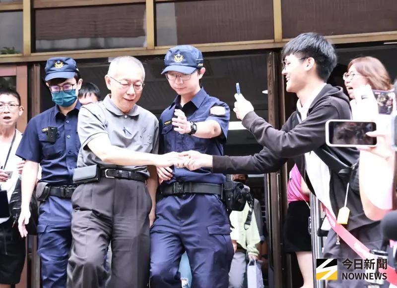 ▲民眾黨前主席柯文哲8日獲交保，不過他在離開台北地院時重砲抨擊檢察官也引發爭議，北檢9日傍晚決定抗告。（圖／記者吳翊緁攝）