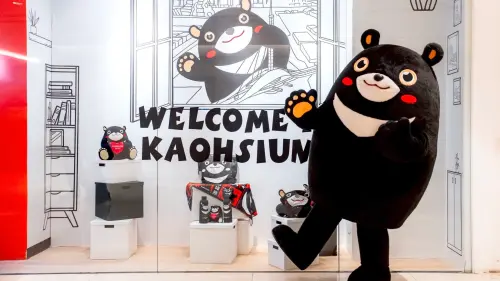 ▲高雄熊主題櫥窗在馬尼拉市中心吸睛亮相。（圖／高市府觀光局提供）