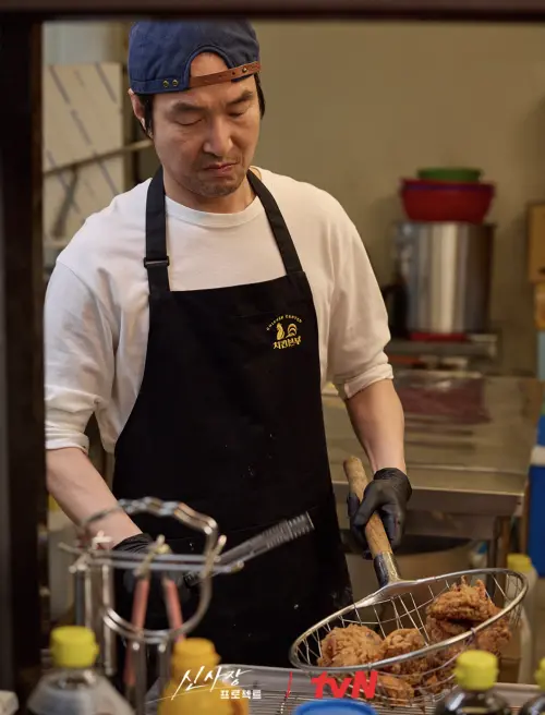 ▲韓石圭在新劇《申社長計劃》賣炸雞，為戲苦學和麵糰、裹粉的方法。（圖／tvN《申社長計劃》官網tvn.cjenm.com）