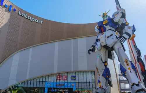 ▲福岡Lalaport門口聳立著24.8公尺高巨大鋼彈。（圖／tripadvisor）