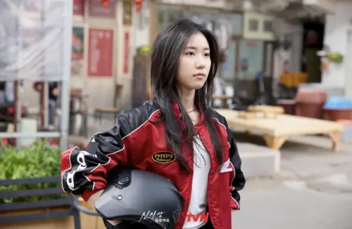 ▲李蕊（如圖）今年19歲了，成功考到機車駕照，在《申社長計劃》飾演炸雞店外送員，騎車技術獲得韓石圭大力稱讚。（圖／tvN《申社長計劃》官網tvn.cjenm.com）